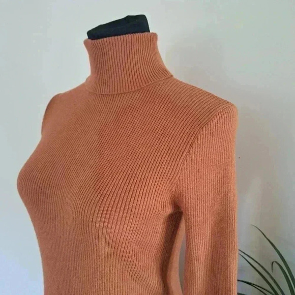 Women's Ribbed Turtleneck Sweater Size  Medium Rust Coloured Soft Fitted - Picture 9 of 9